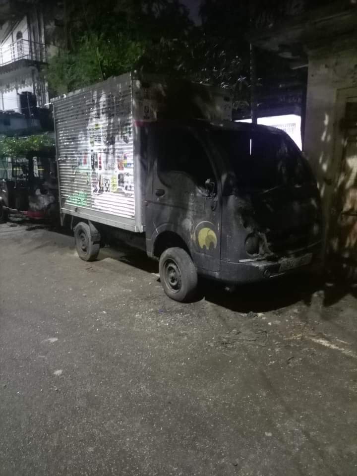 யாழ்- நாவாந்துறை பகுதியில் மோதல்-இரண்டு வாகனங்கள் தீயிட்டு எரிப்பு!