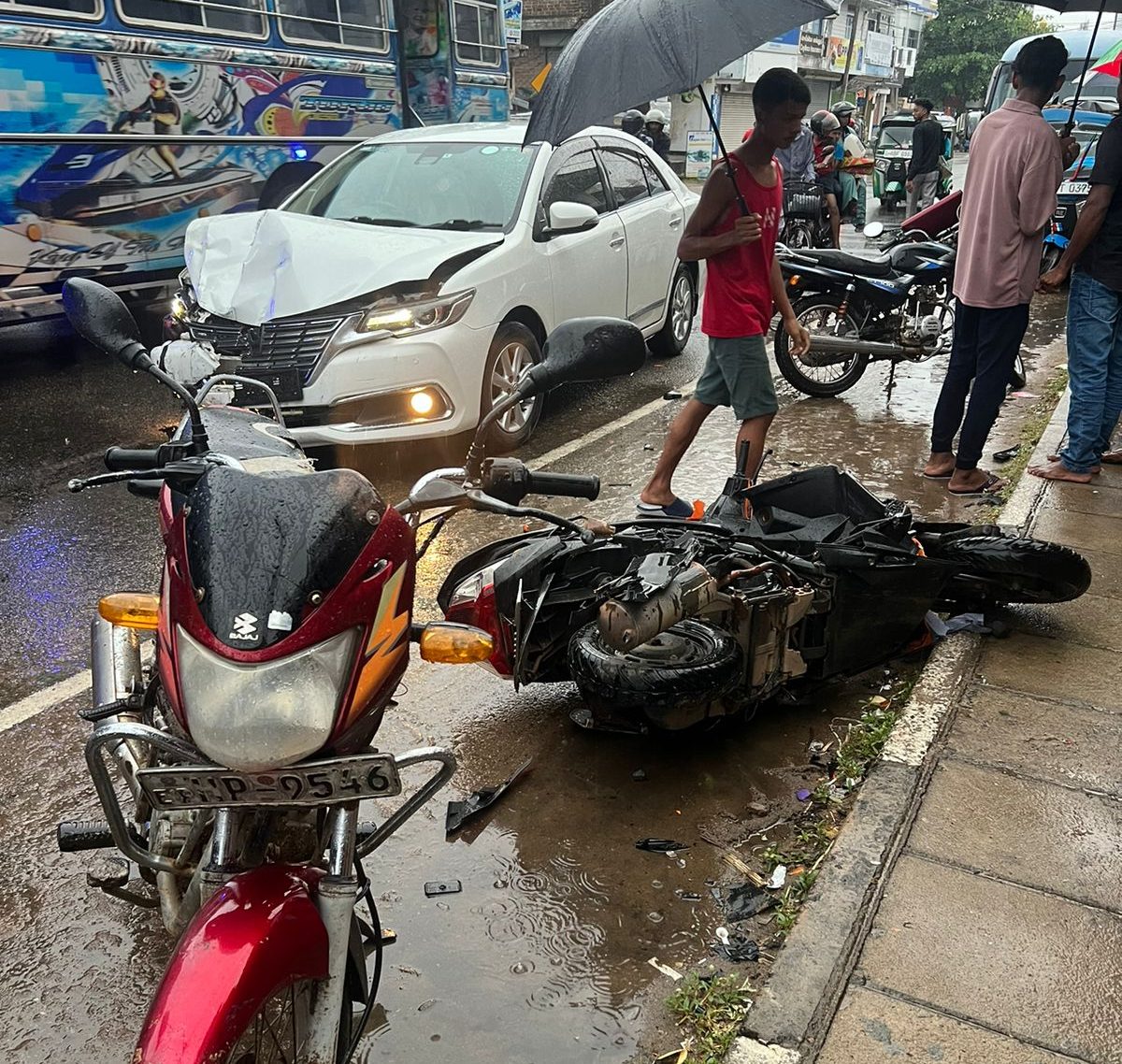 கார், மோட்டார் சைக்கிள், முச்சக்கர வண்டி மோதல் :மருதமுனையில் பாரிய விபத்து