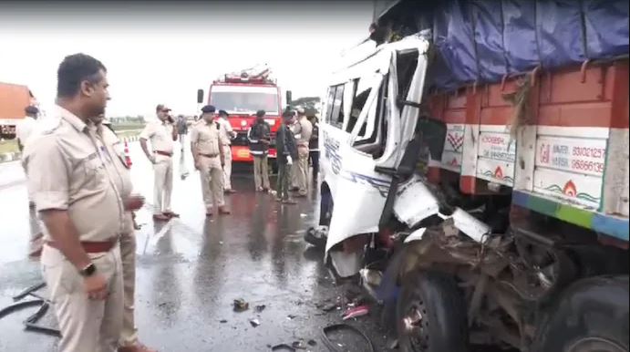 கார்நாடகாவில் 13 பேரின் உயிரைக்காவுக்கொண்ட கோர விபத்து!