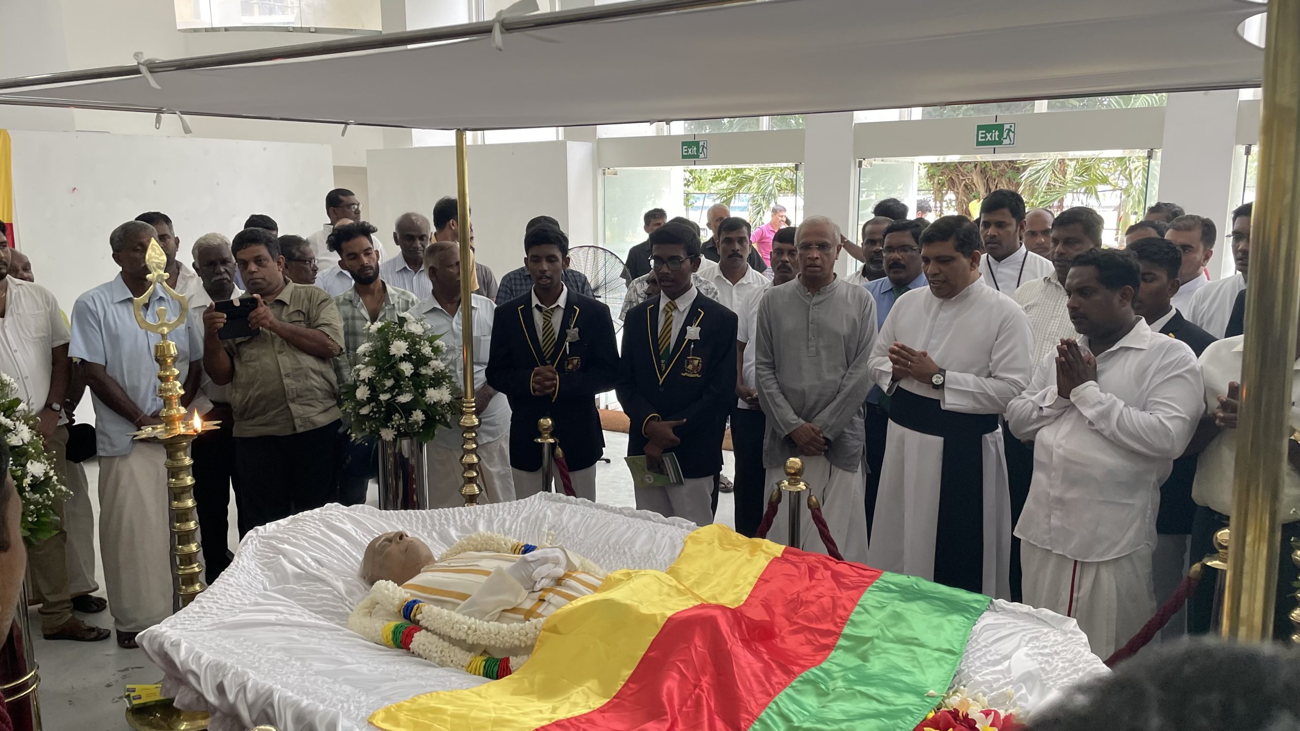 யாழ். தந்தை செல்வா கலையரங்கில் வைக்கப்பட்டுள்ள காலஞ்சென்ற இரா.சம்பந்தனின் பூதவுடல்