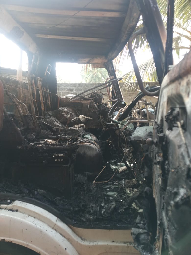 யாழில் மரக்காலை உரிமையாளரின் வாகனங்களுக்குத் தீ வைப்பு