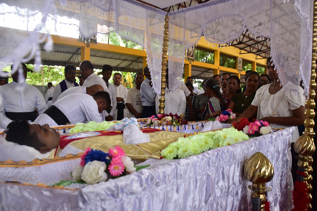 மன்னாாில் உயிாிழந்த அருட்தந்தையின் பூதவுடல் இன்று மாலை நல்லடக்கம்!