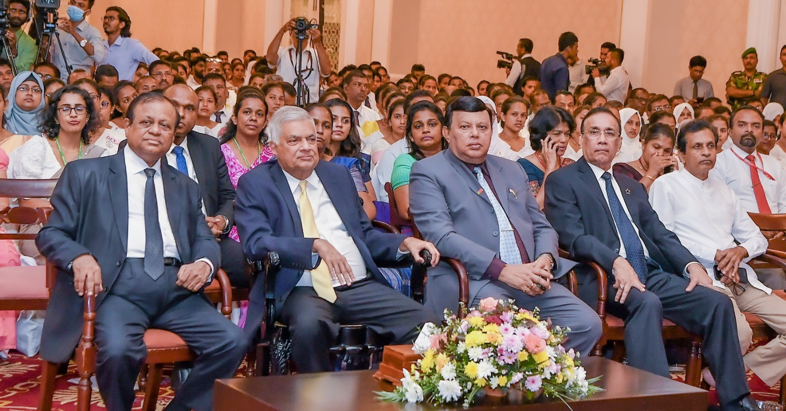 ஆசிரியர்கள் எதிர்கால சந்ததியினருக்காக தமது சேவைகளை அர்ப்பணிக்க வேண்டும்-ஜனாதிபதி!