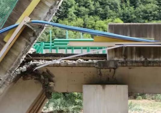 திடீரென இடிந்து வீழ்ந்த பாலம் – 11 பேர் பலி