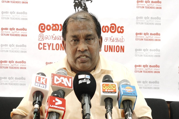 பாடசாலைகளுக்கு முன்பாக இன்று கறுப்புக்கொடி போராட்டம்!