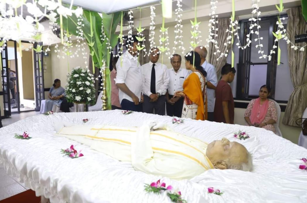 சம்பந்தனின் பூதவுடலுக்கு அரசியல் தலைவர்கள்- பொதுமக்கள் அஞ்சலி!