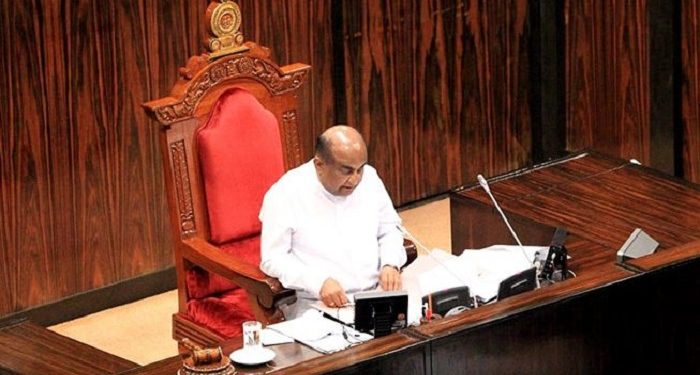 அமர்வுகள் இடம்பெறும்போது சுற்றித்திருந்த உறுப்பினர்கள் – கண்டித்த சபாநாயகர்