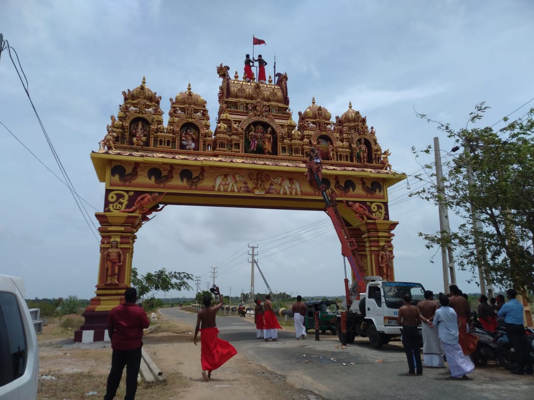 நல்லூர் வரவேற்பு வளைவில் கொடி கட்டும் நிகழ்வு!