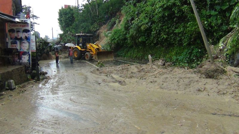 ஹட்டன் – கொழும்பு பிரதான வீதியில் போக்குவரத்து பாதிப்பு