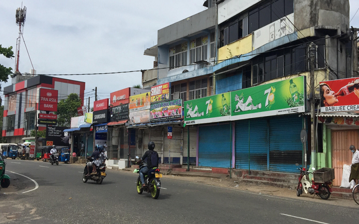 திருகோணமலை மாவட்டத்தில் அத்தியாவசிய சேவை தவிர்ந்த அனைத்து வியாபார நிலையங்களுக்கும் பூட்டு