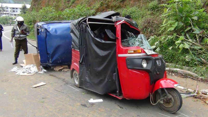 ரதல்ல வீதியில் மூன்று வாகனங்கள் விபத்து – 6 பேர் காயம்