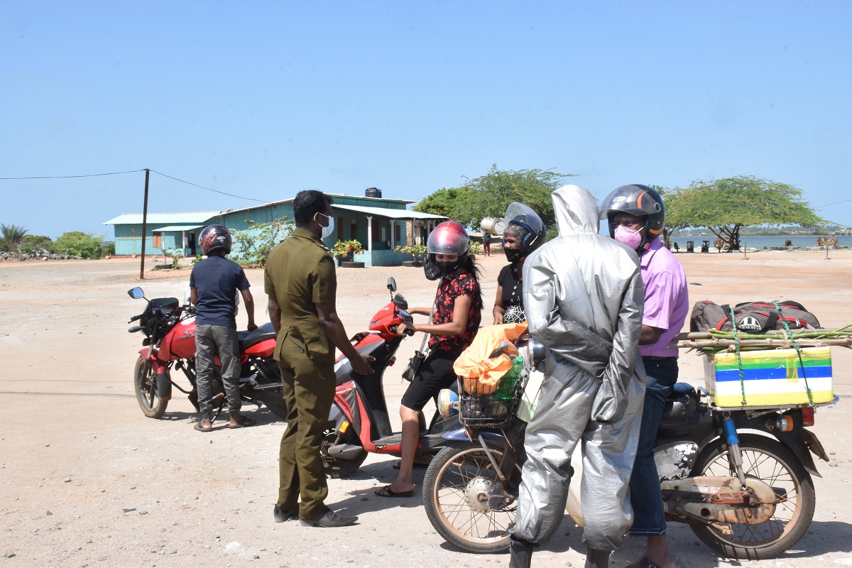 மன்னாரில் கொரோனா தடுப்பூசி அட்டை பரிசோதனை!