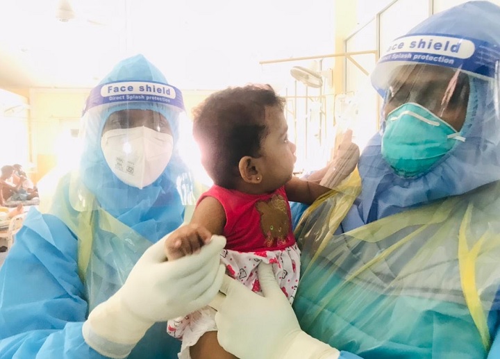 கொரோனா வைரஸ் தொற்றுக்கு உள்ளாகியுள்ள 11 மாத குழந்தைக்கு வைத்தியசாலை ஊழியர்கள் காதுக்குத்து நிகழ்வு நடத்தினர்