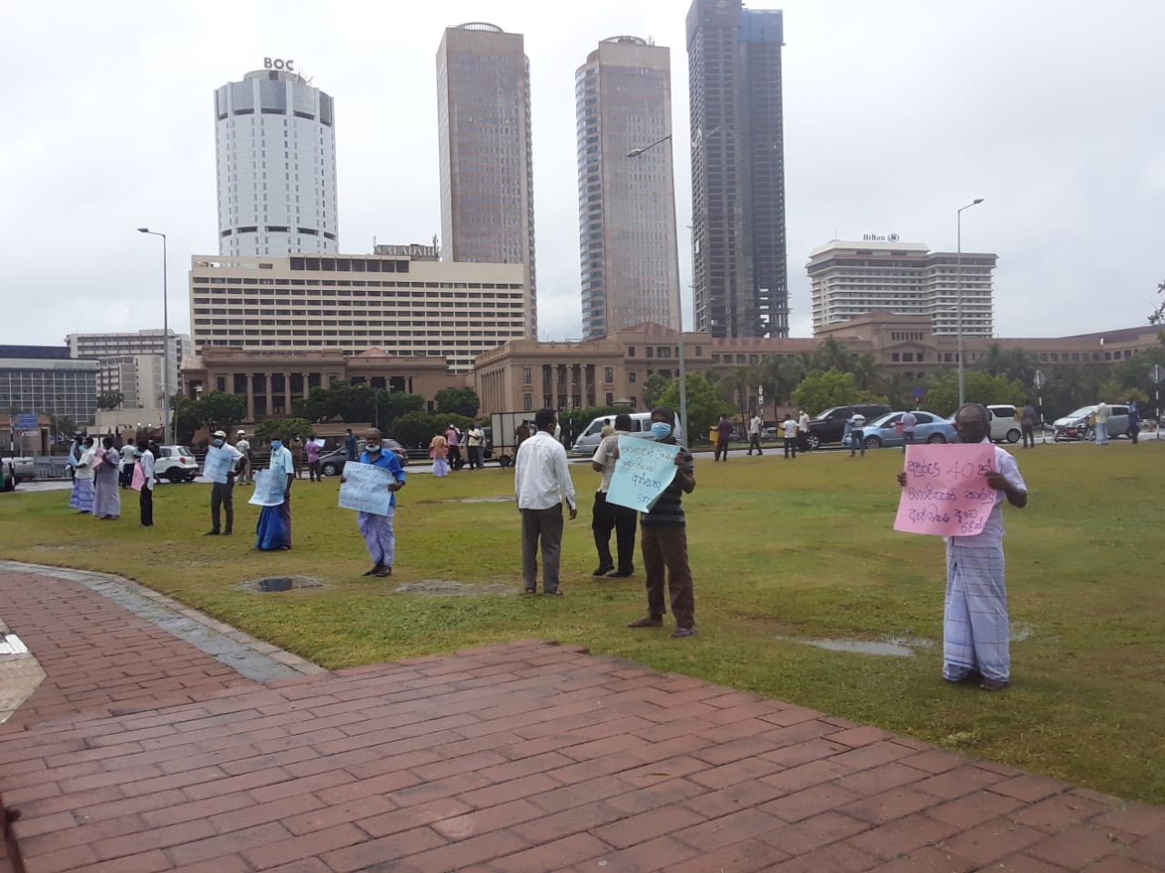 மன்னார் மடு  கோவில் மோட்டை விவசாயிகள் கொட்டும் மழையிலும்  கொழும்பில் போராட்டம்!