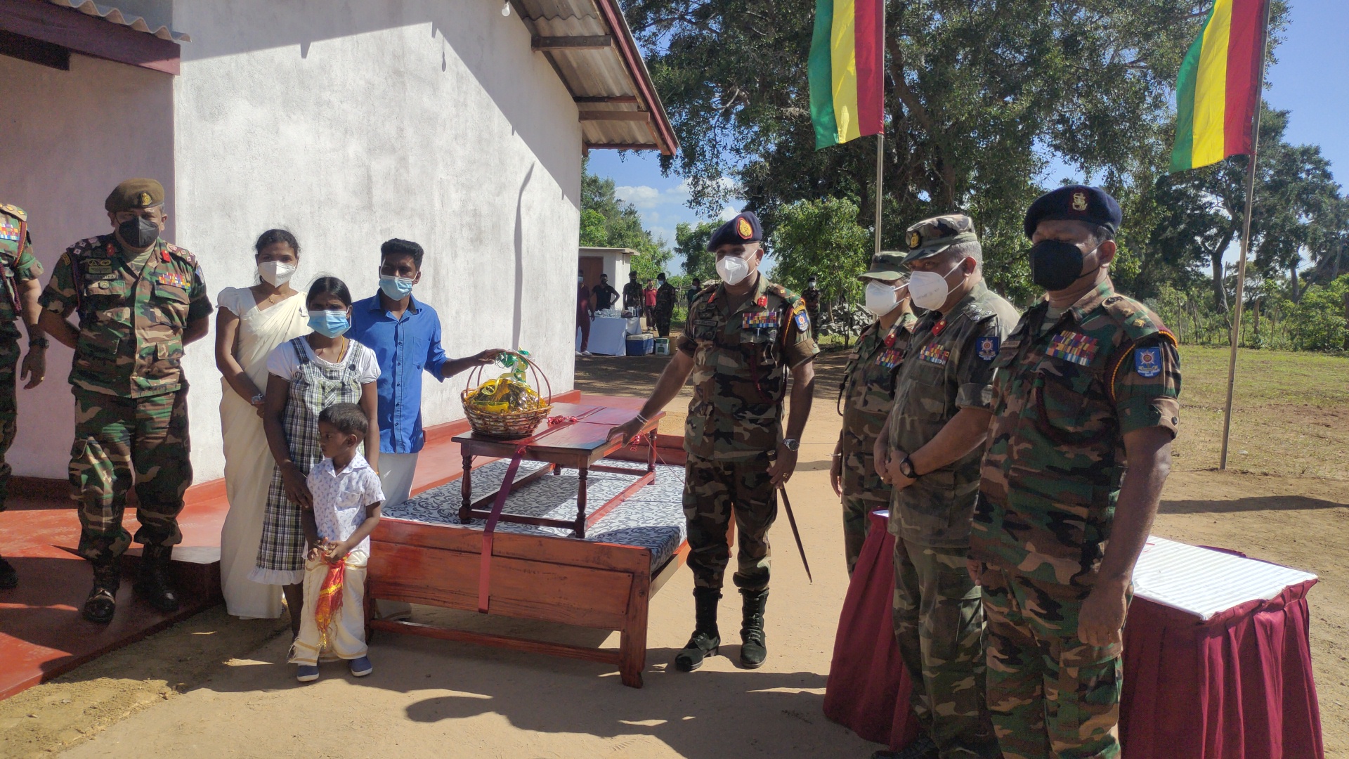 கிளிநொச்சி மலையாளபுரம் பகுதியில் பெண் இராணுவ குடும்பத்திற்கு புதிய வீடு கையளிக்கப்பட்டது!