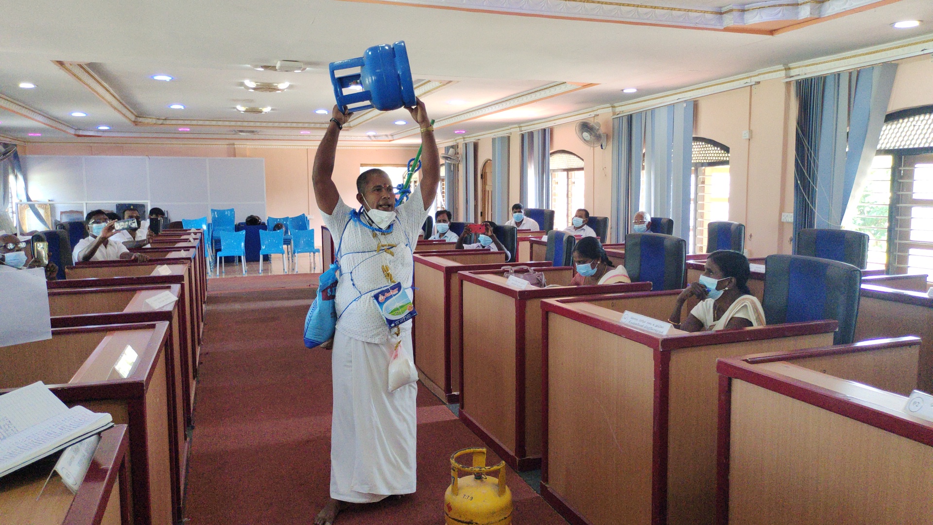 விலை அதிகரிப்பு எதிர்ப்பு தெரிவித்து சபை அமர்வில் கலந்துகொண்ட கரைச்சி பிரதேச சபை உறுப்பினர்!