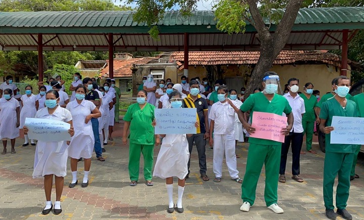 மன்னாரில் தாதியர்கள் மற்றும் சுகாதார ஊழியர்கள் பணிப்புறக்கணிப்பு போராட்டம்