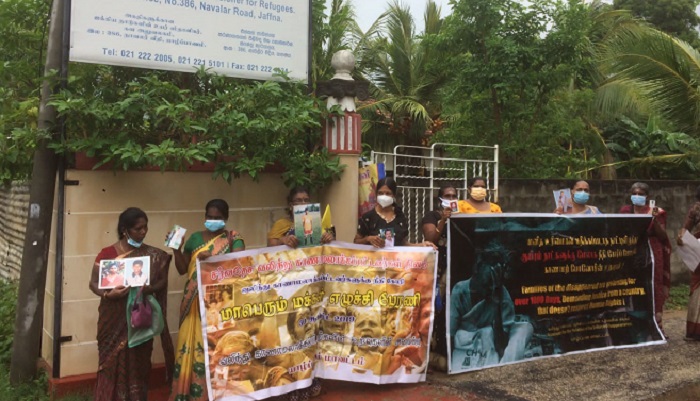 கொட்டும் மழையிலும் காணாமல் ஆக்கப்பட்டோரின் உறவுகள் யாழில் போராட்டம்