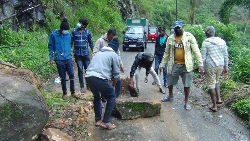 தலவாக்கலை – இராணிவத்தை பிரதான வீதியை புனரமைத்து தருமாறு ஆர்ப்பாட்டம்!