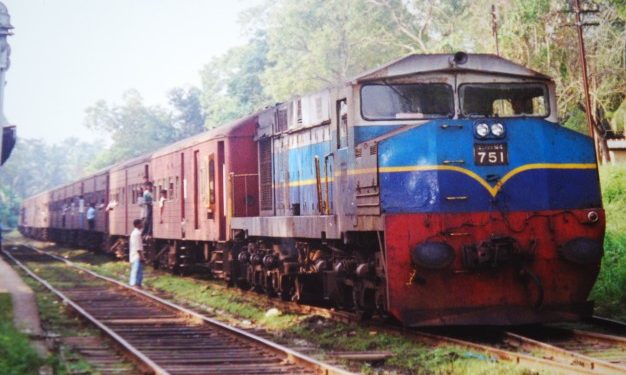 கொழும்பிலிருந்து திருகோணமலை நோக்கி பயணித்த ரயிலில் மோதி இளைஞர் உயிரிழப்பு!