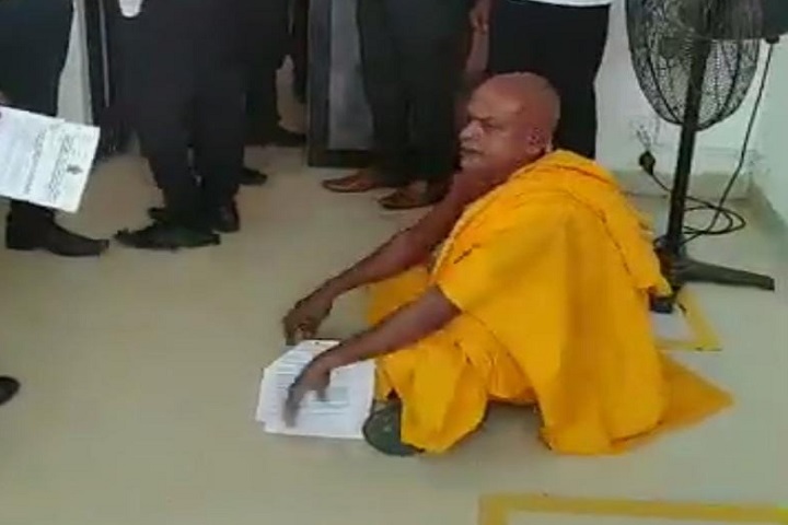 பட்டிப்பளை பிரதேச செயலகத்தை முற்றுகையிட்ட அம்பிட்டிய சுமனரத்ன தேரர்!