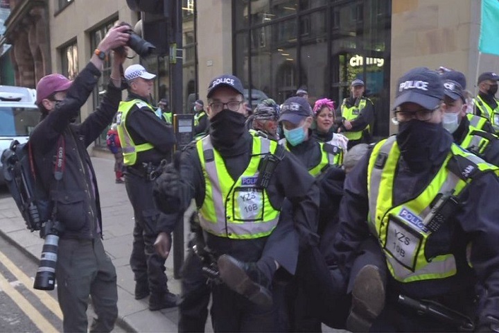 கிளாஸ்கோவில் பேரணியில் பொலிஸார் மீது தாக்குதல் நடத்திய ஐந்து ஆர்வலர்கள் கைது!