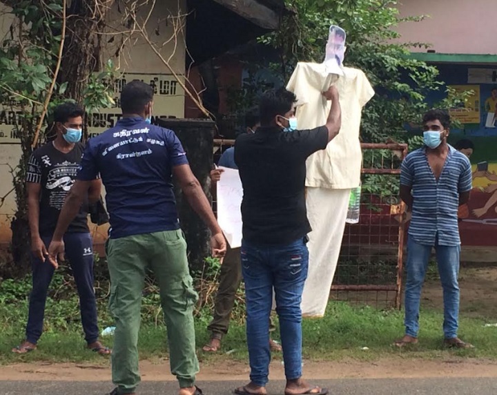 மண்முனைப்பற்று பிரதேசசபையின் தவிசாளருக்கு எதிராக ஆர்ப்பாட்டம்