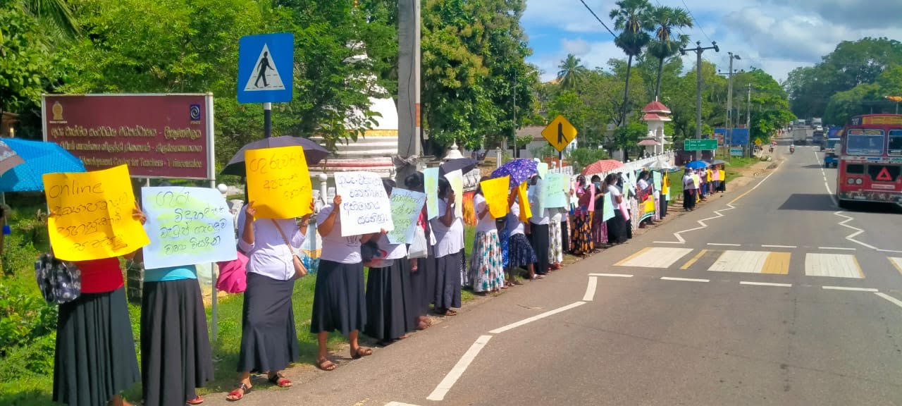 ஆசிரியர்களால் முன்னெடுக்கபடும் போராட்டத்துக்கு ஆதரவு தெரிவித்து பெற்றோர்கள் போராட்டம்!