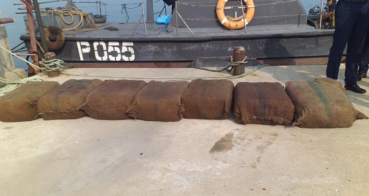 யாழ்.கடற்பரப்பில் மிதந்த கஞ்சா மூடைகள் கடற்படையினரால் கைப்பற்றப்பட்டன