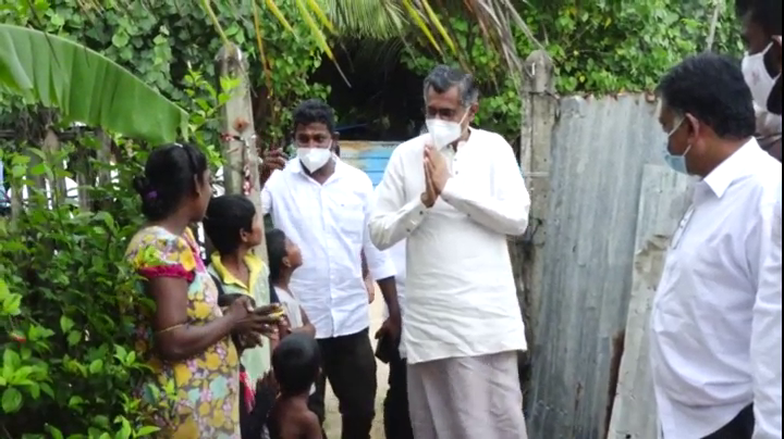 கிளிநொச்சிக்கு விஜயம் செய்த சம்பிக்க மக்களின் பிரச்சினைகளை கேட்டறிந்தார்