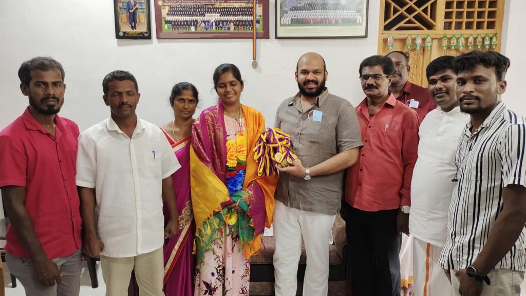 13 தங்கப்பதக்கங்களை வென்ற தமிழ் மாணவிக்கு தமிழ் தேசிய கூட்டமைப்பினர் பாராட்டு!