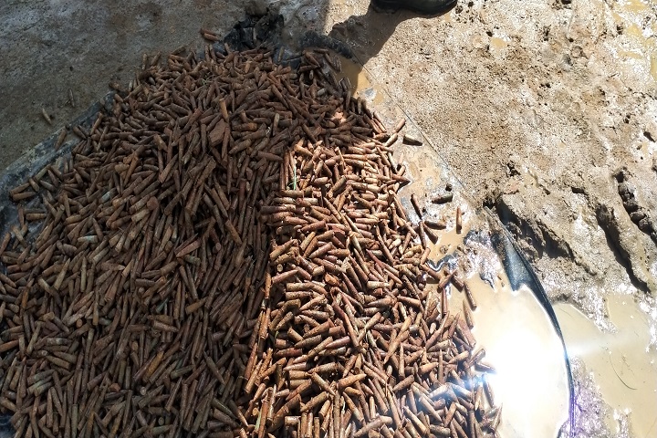 கிளிநொச்சிக்கு கோரக்கண் கட்டுப்பகுதியில் துப்பாக்கி ரவைகள் மீட்பு!