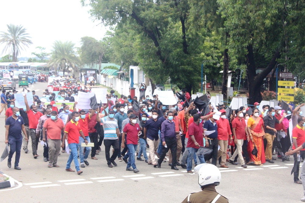 சுகாதார துறையினை சேர்ந்தவர்கள் மட்டக்களப்பில் பாரிய கவனஈர்ப்பு போராட்டம்!