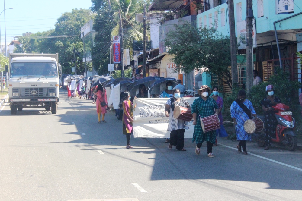ஐந்து கோரிக்கைகளை வலியுறுத்தி மட்டக்களப்பில் பெண்கள் அமைப்பினால் கவன ஈர்ப்பு பேரணி!