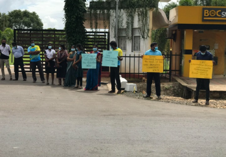 வவுனியாவில் கல்விசாரா ஊழியர்கள் பணிப்பகிஸ்கரிப்பு போராட்டம்