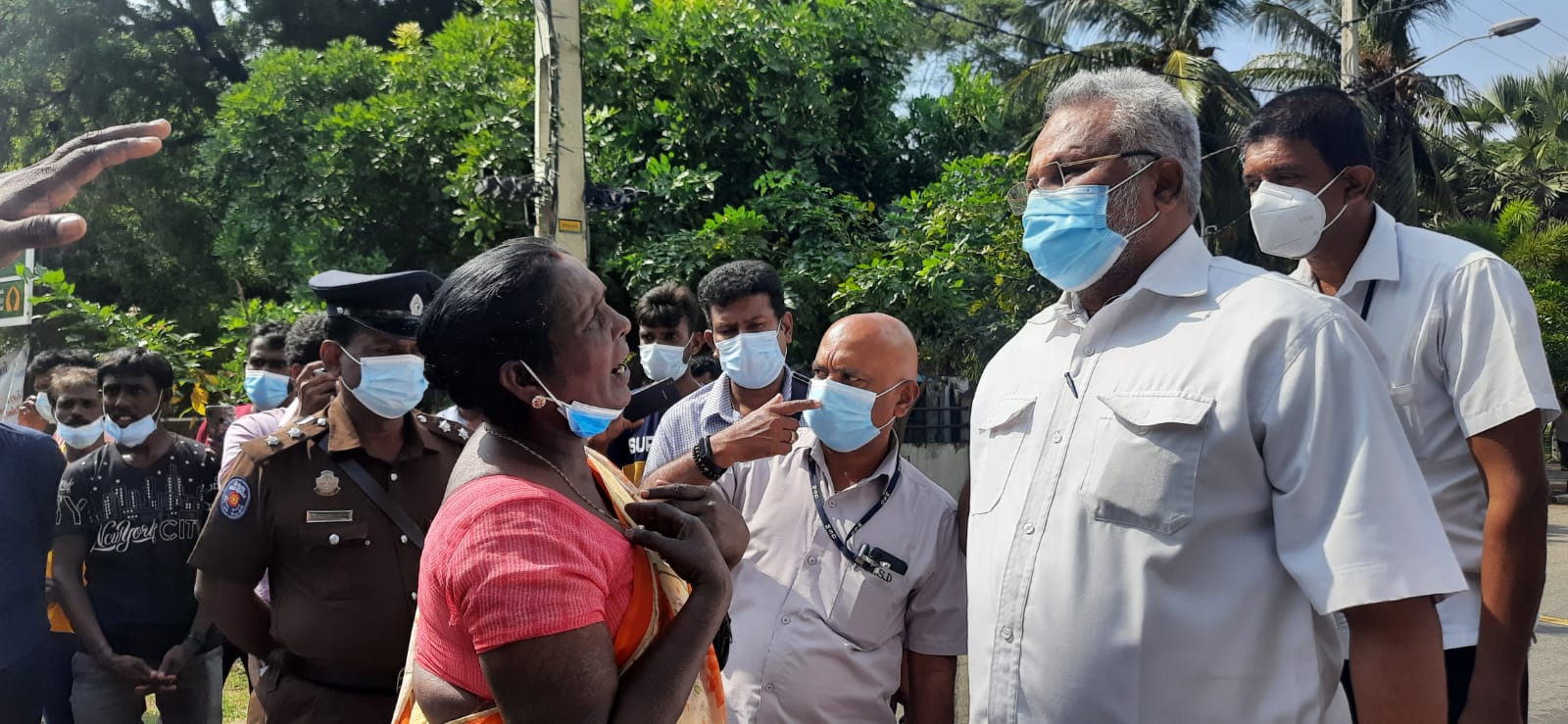 தீர்வினை பெற்றுத் தருவதாக கடற்றொழில் அமைச்சர் உறுதி – போராட்டத்தை கைவிடுவதாக கடற்றொழிலாளர்கள் அறிவிப்பு!