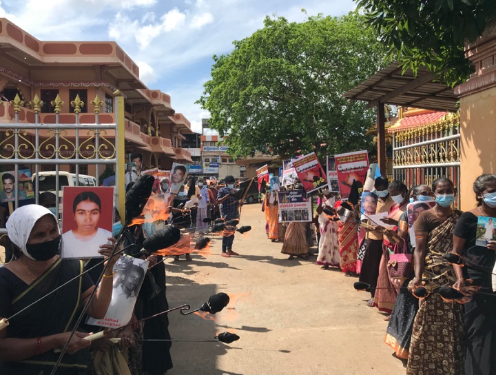 காணாமல் போனோருக்கு நீதி வழங்குங்கள்!- வவுனியாவில் தீப்பந்த பேரணி