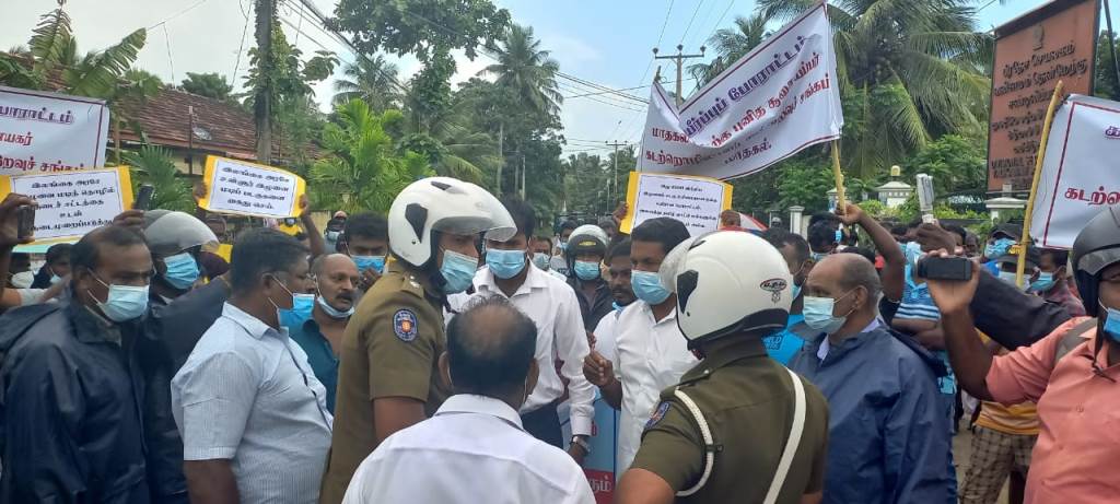 இந்திய மீனவர்களின் அத்துமீறல்களை கண்டித்து சண்டிலிப்பாயில் போராட்டம்!