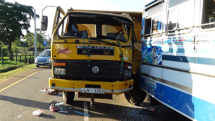 வவுனியா பேருந்து விபத்தில் 13 ஆடைத் தொழிற்சாலை ஊழியர்கள் காயம்!