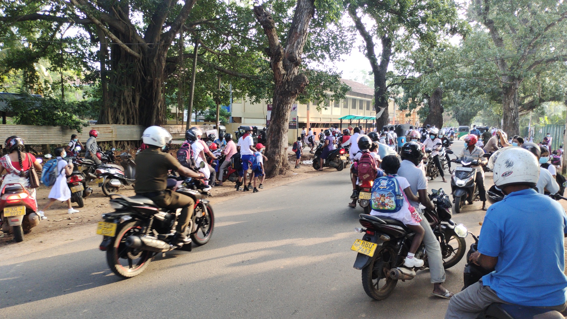 மாணவர்களின் பாதுகாப்பை உறுதிப்படுத்துங்கள் – கிளிநொச்சி மகாவித்தியாலய சமூகம் கோரிக்கை!