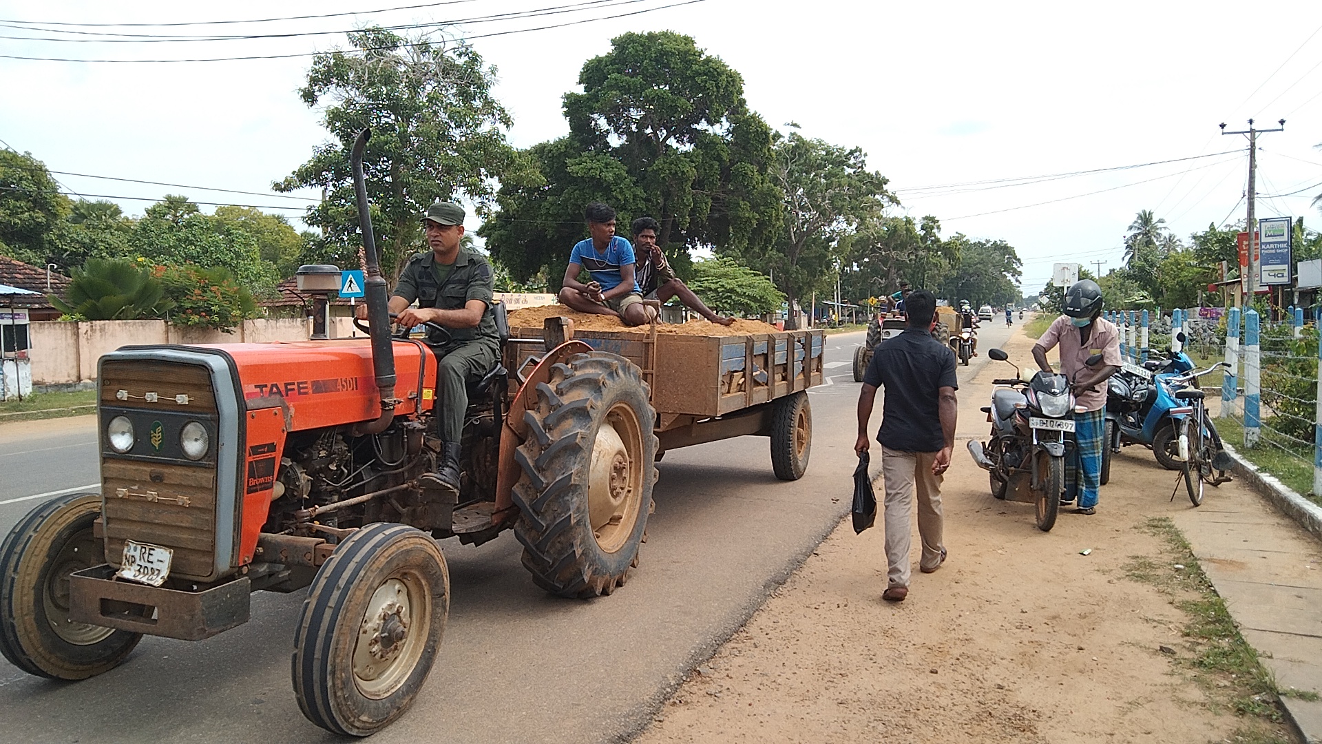 கிளிநொச்சியில் சட்டவிரோத மணல் அகழ்வில் ஈடுபட்ட 9 போர் கைது!