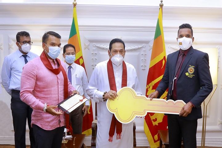 இலங்கைக்கு தங்கப் பதக்கம் வென்றுக் கொடுத்த தினேஷ் பிரியந்த ஹேரத்திற்கு பிரதமரினால் வீடு அன்பளிப்பு!