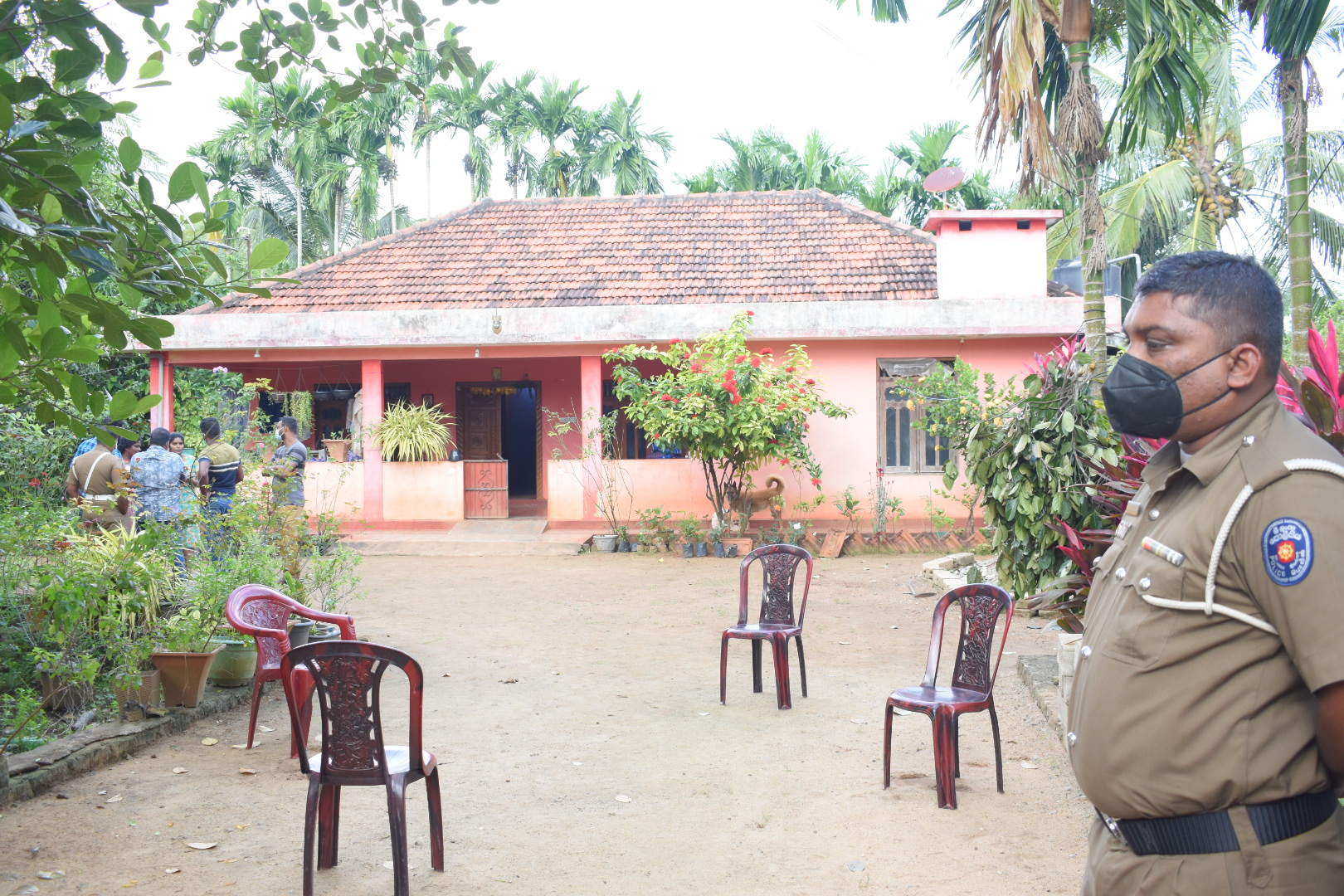 வவுனியாவில் வீடு புகுந்து தாக்கி தங்க நகைகள் பணம் கொள்ளை – குடும்பஸ்தர் வைத்தியசாலையில் அனுமதி!