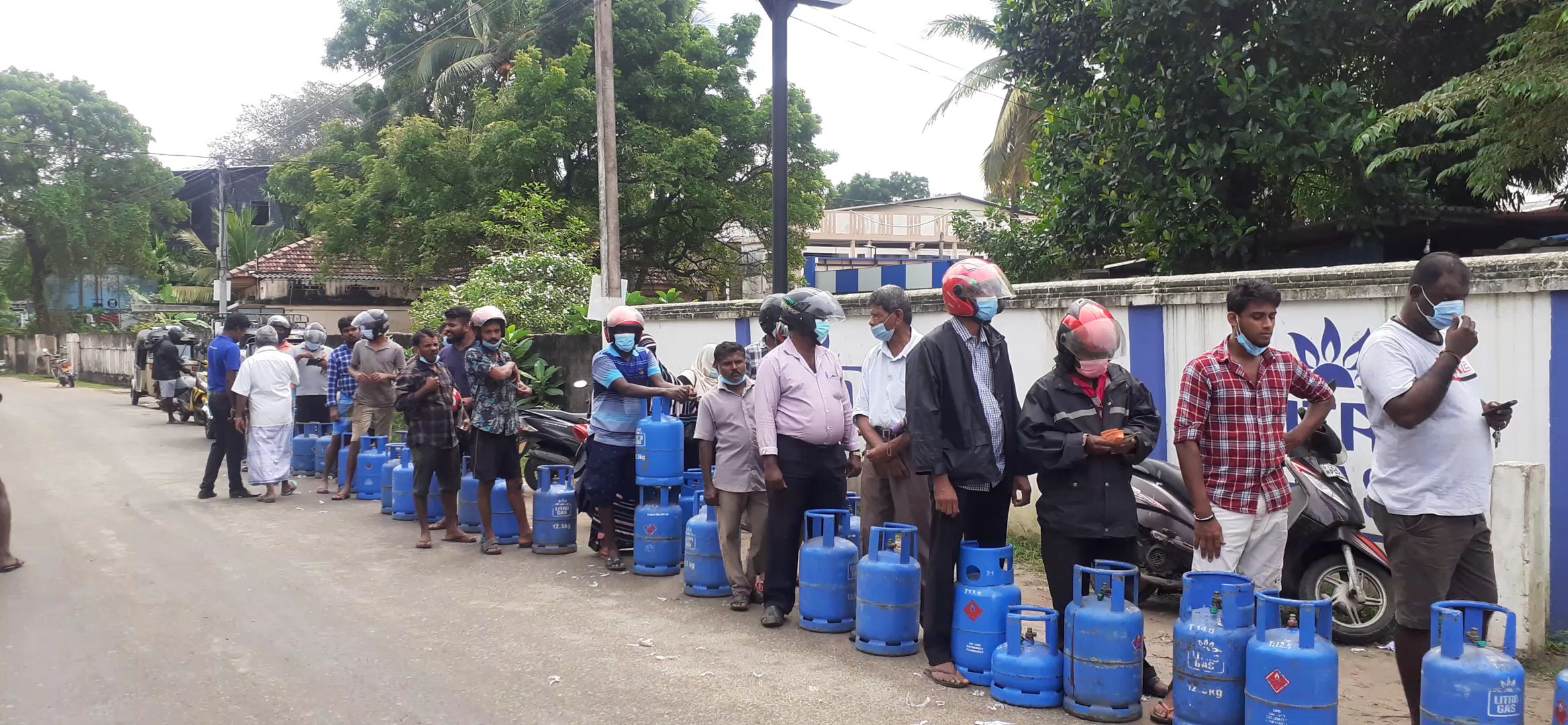 யாழ். நகரில் எரிவாயு சிலிண்டர்களை கொள்வனவு செய்வதற்காக மக்கள் நீண்ட வரிசையில்!