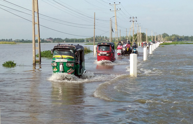வெள்ள நீர் பரவலால் கிட்டங்கி வீதி நீரில் மூழ்கியது!