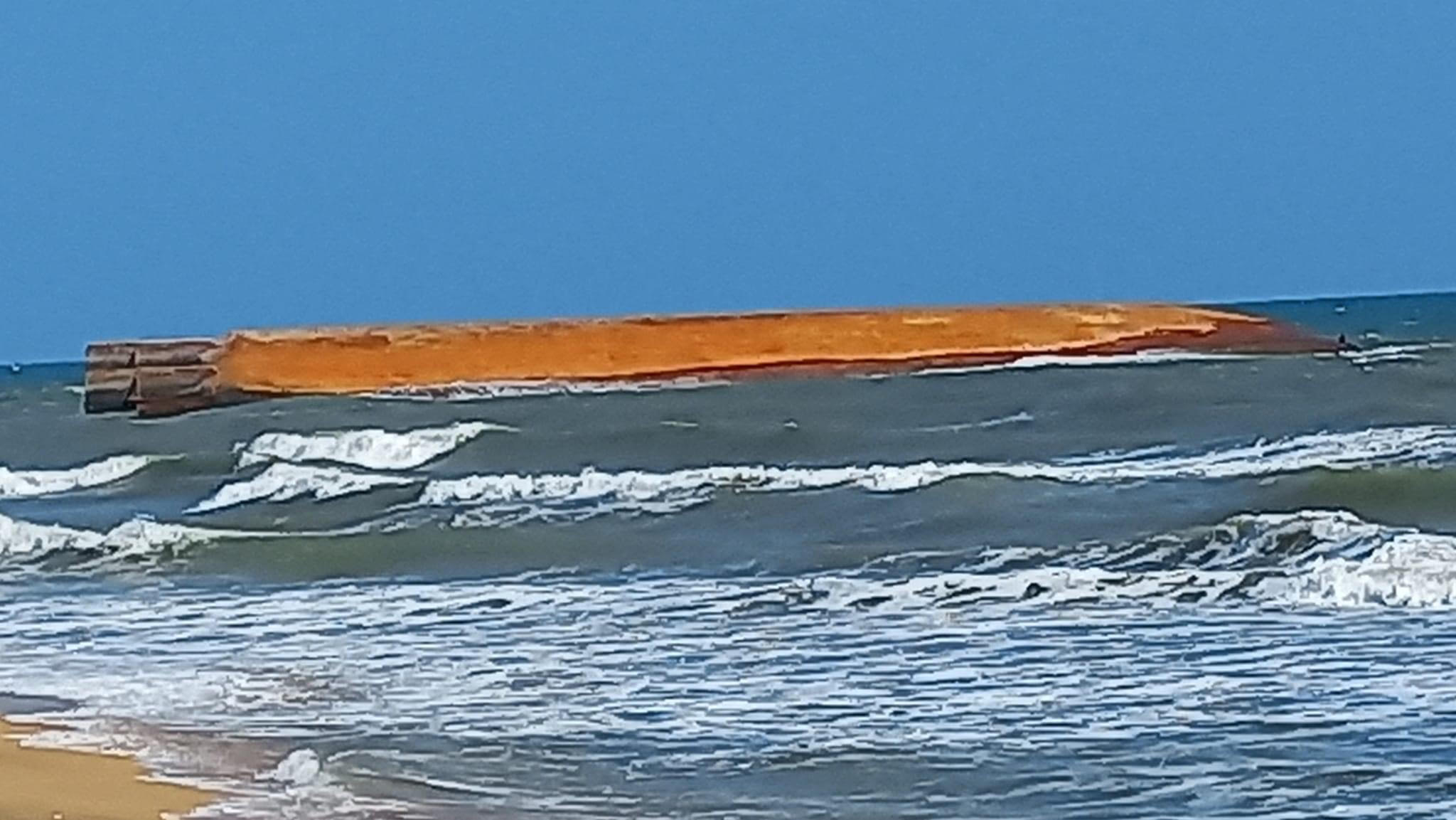 முல்லைத்தீவு நாயாறு கடற்பரப்பில்  கப்பல் ஒன்று கரையொதுங்கியுள்ளது!