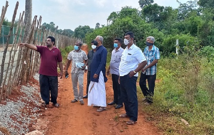 கட்டுவானில் சர்ச்சைக்குரிய வீதியை பார்வையிட்டார் சுமந்திரன் – வழக்கு தாக்கல் செய்யவுள்ளதாகவும் தெரிவிப்பு!