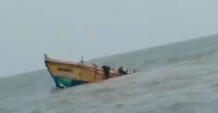 குண்டூர் அருகே வங்கக் கடலில் மூழ்கும் இலங்கை மீன்பிடி படகை மீட்க தீவிர முயற்சி!