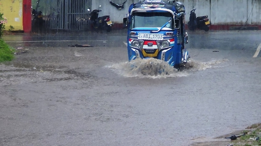 மட்டக்களப்பு மாவட்டத்தில்  பெய்துவரும் மழை காரணமாக தாழ்நிலங்கள் நீரில் மூழ்கும் அபாயம்!