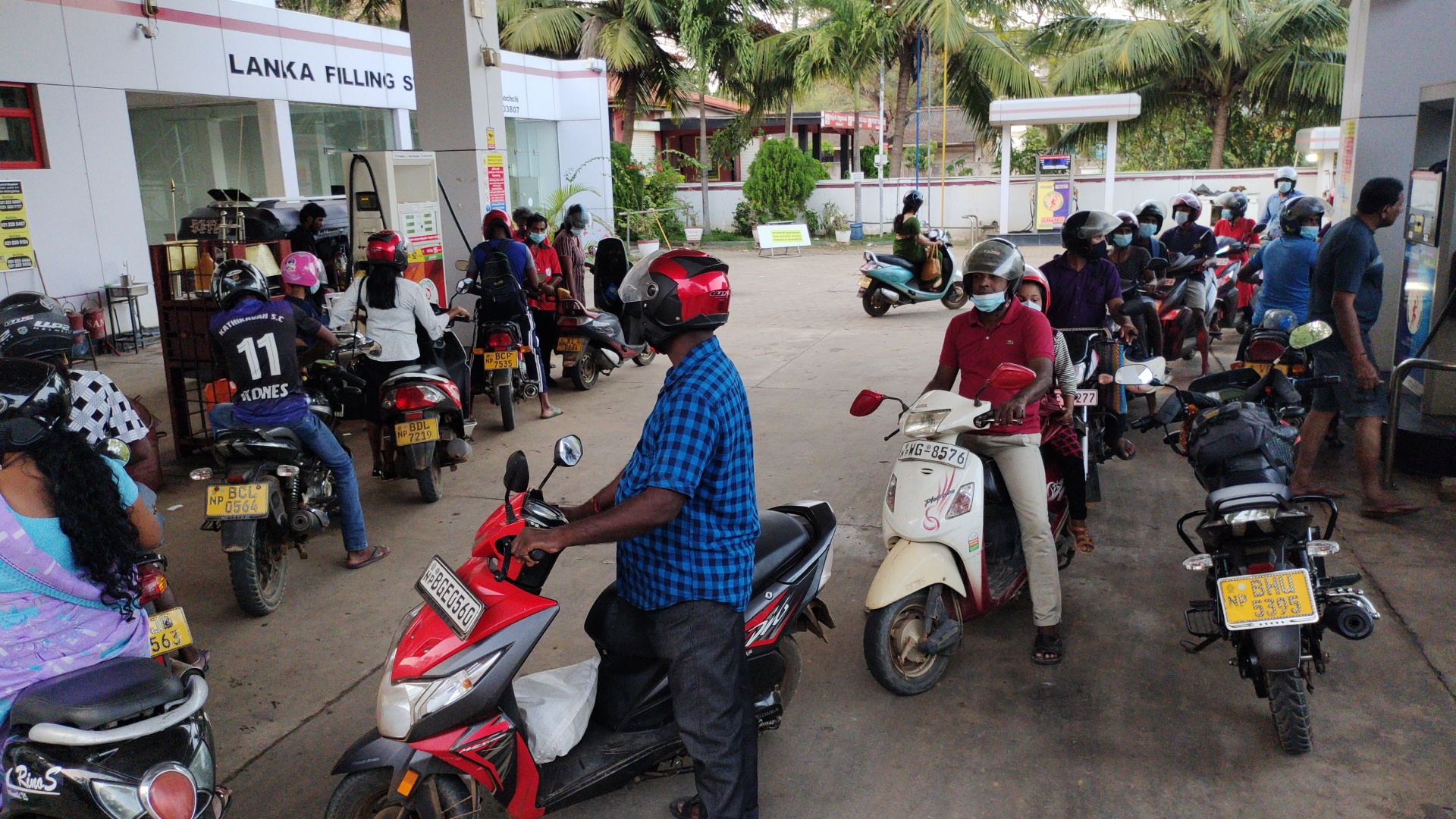 கிளிநொச்சியில் அத்தியாவசிய தேவைகளிற்கு மாத்திரம்  எரிபொருள் விநியோகம்!